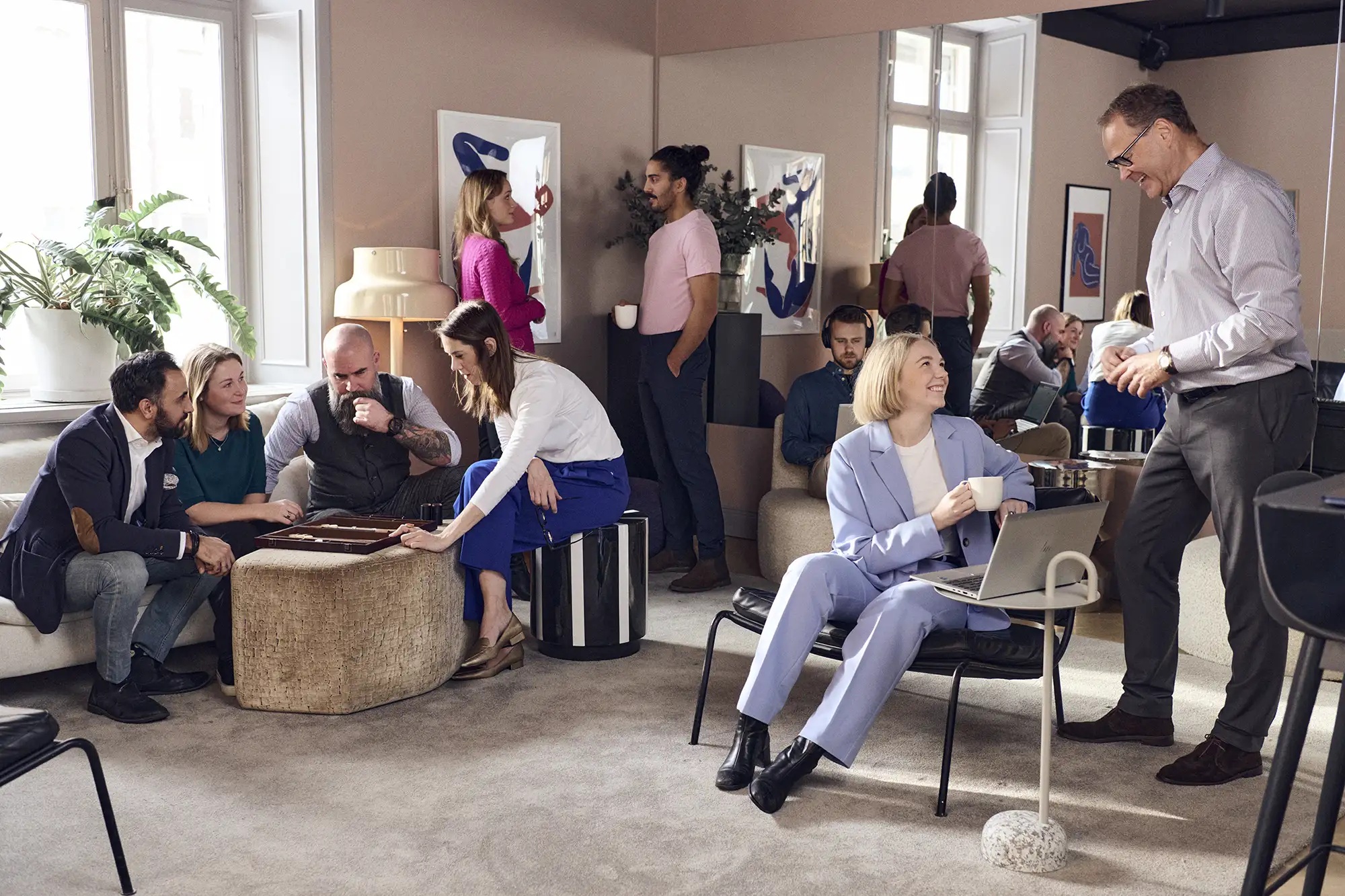 Glada kollegor umgås i ett sällskapsrum på kontoret