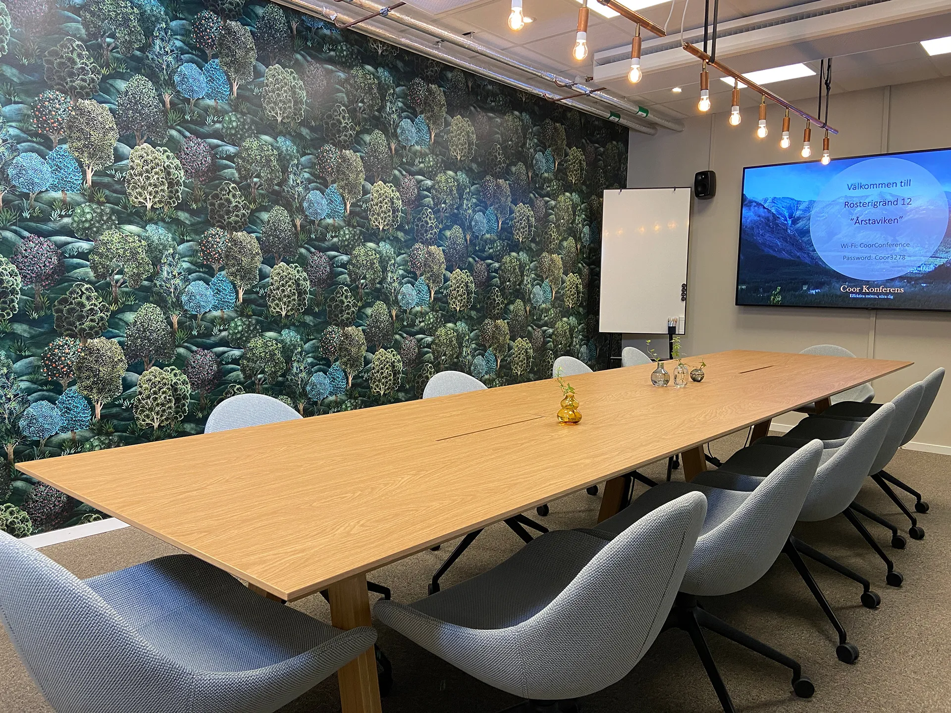 Bord och stolar i konferenslokalen Årstaviken i Liljeholmen