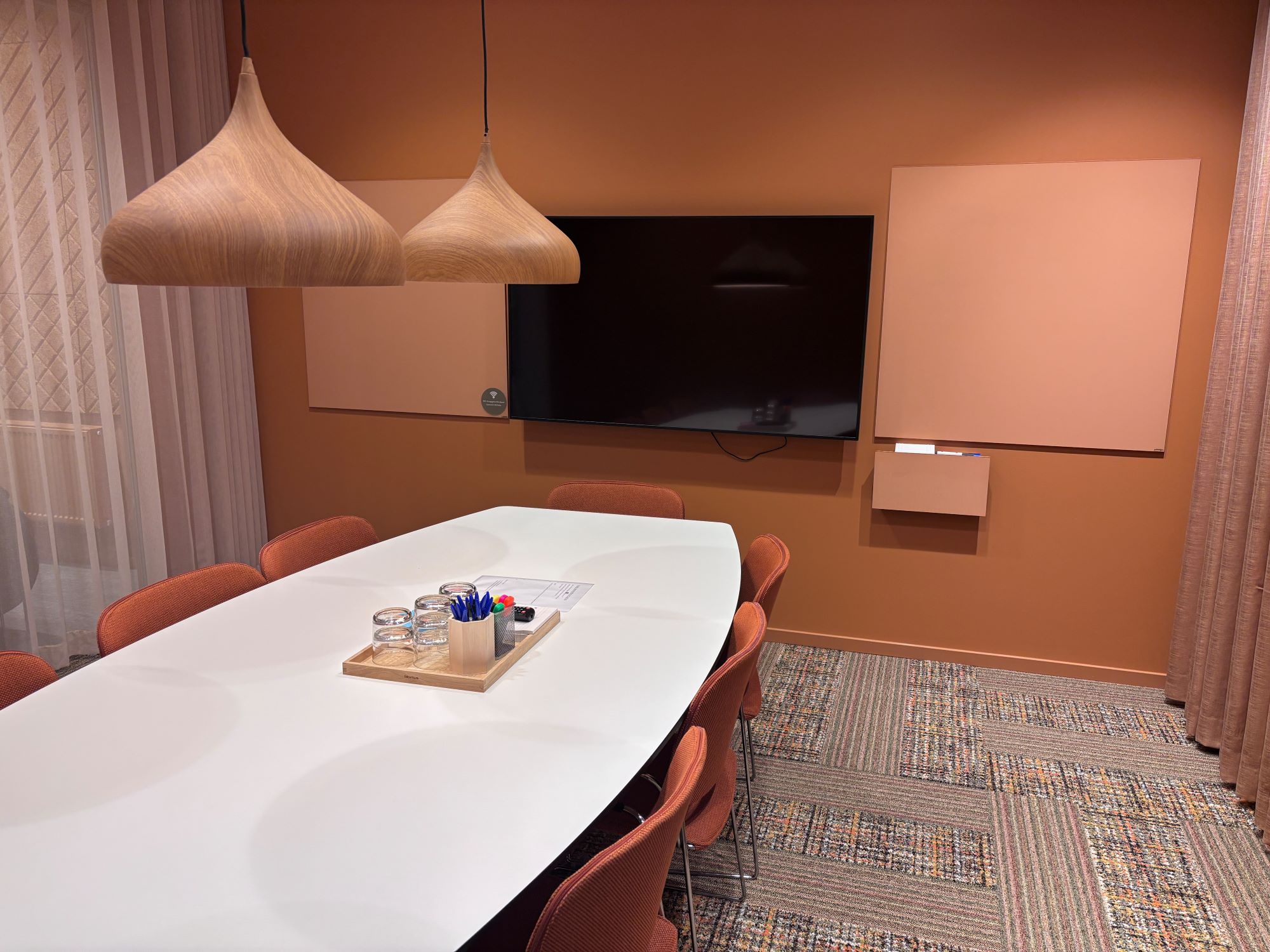 Bord och stolar i mötesrummet Kalmar på Kungsgatan i Stockholm