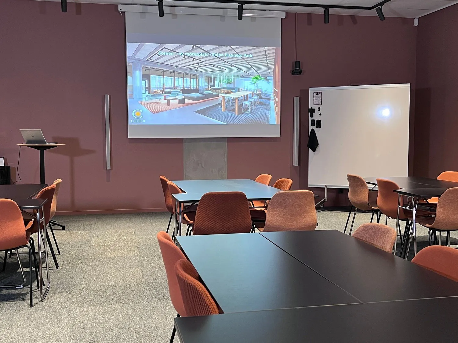 Konferens i rum Academy, Scenen i Solna