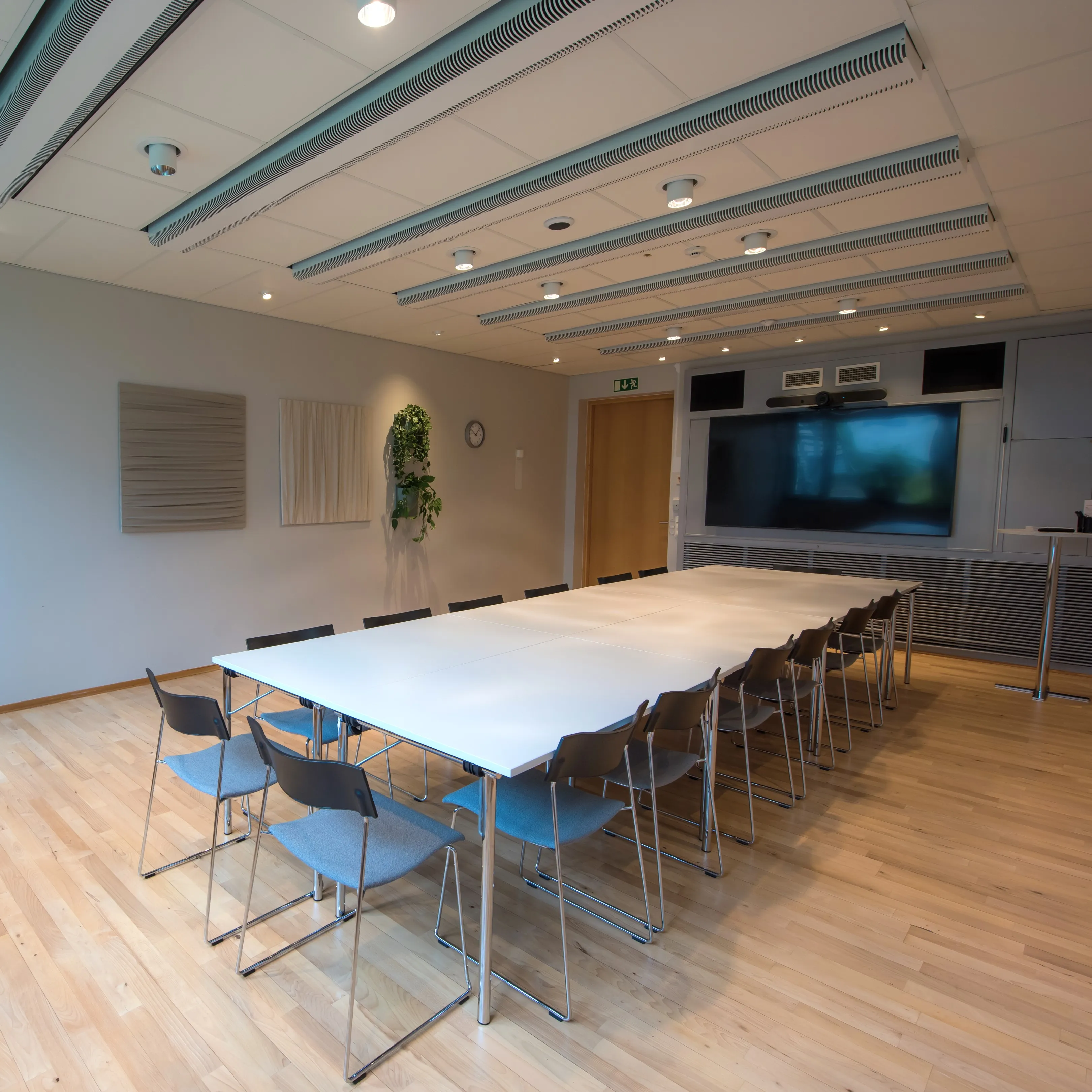 Bord och stolar i konferensrummet Hönö i Södra Porten konferensanläggning i Göteborg