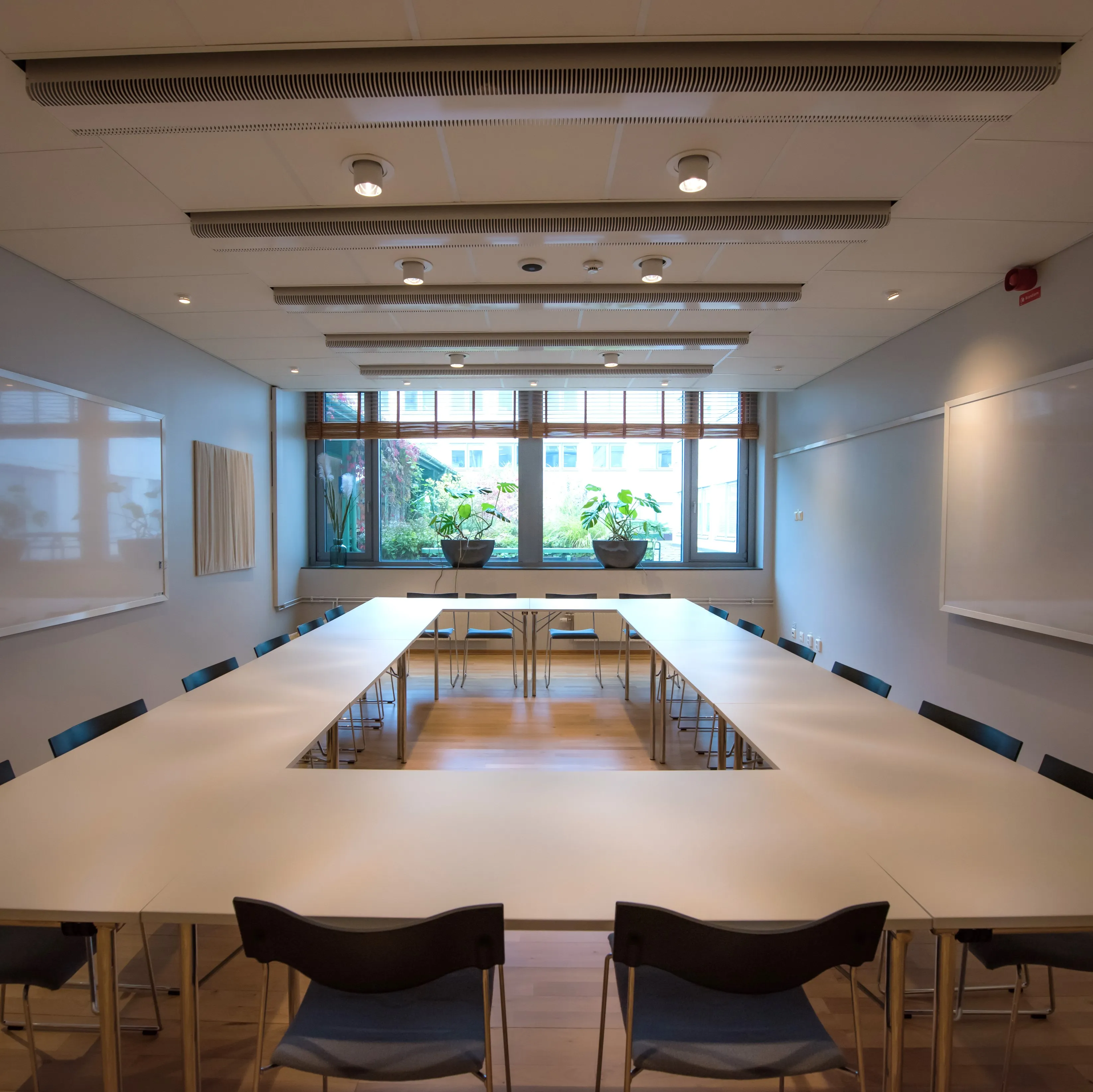 Bord och stolar i konferensrummet Öckerö i Södra Porten konferensanläggning i Göteborg