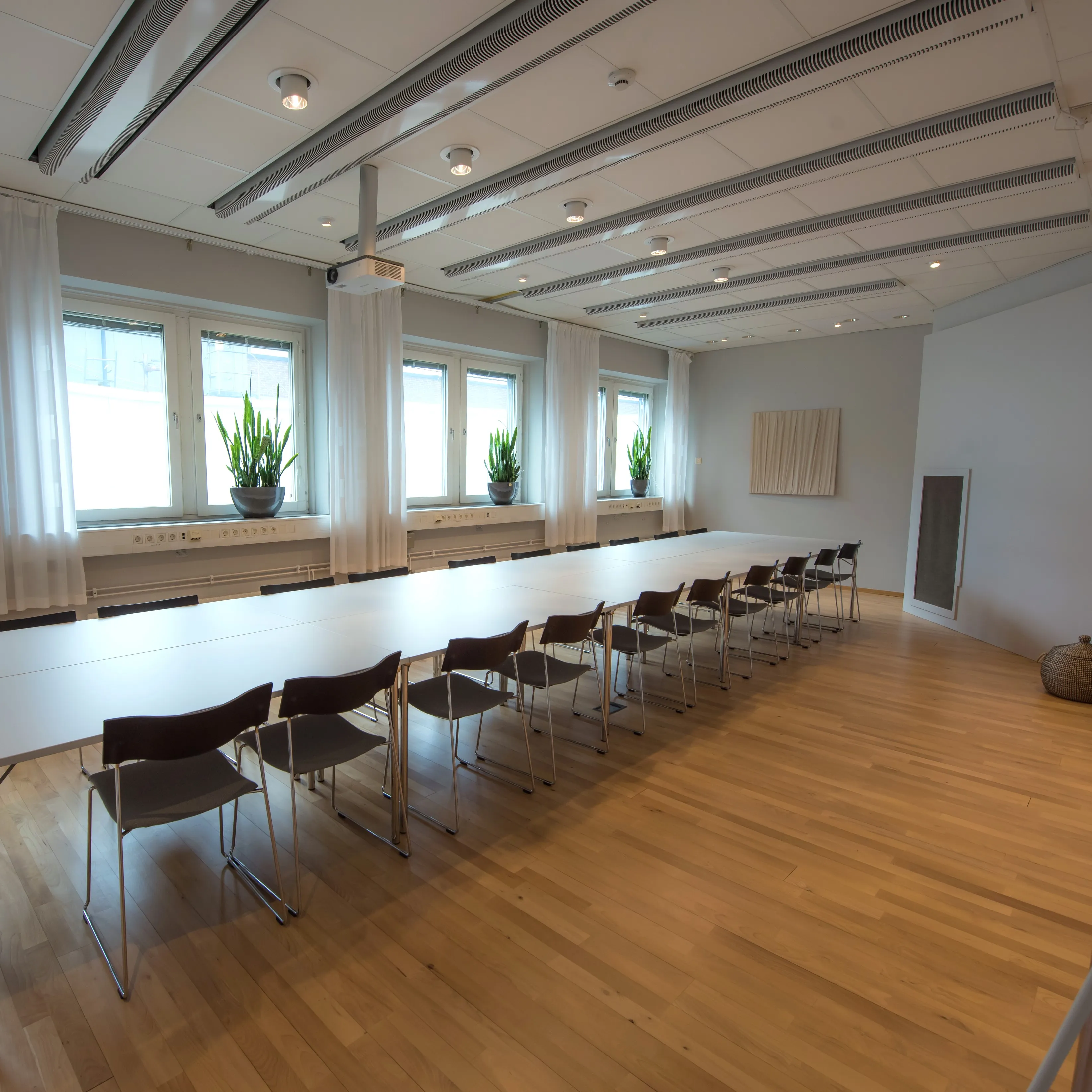 Bord och stolar i mötesrummet Valö i Södra Porten konferensanläggning i Göteborg