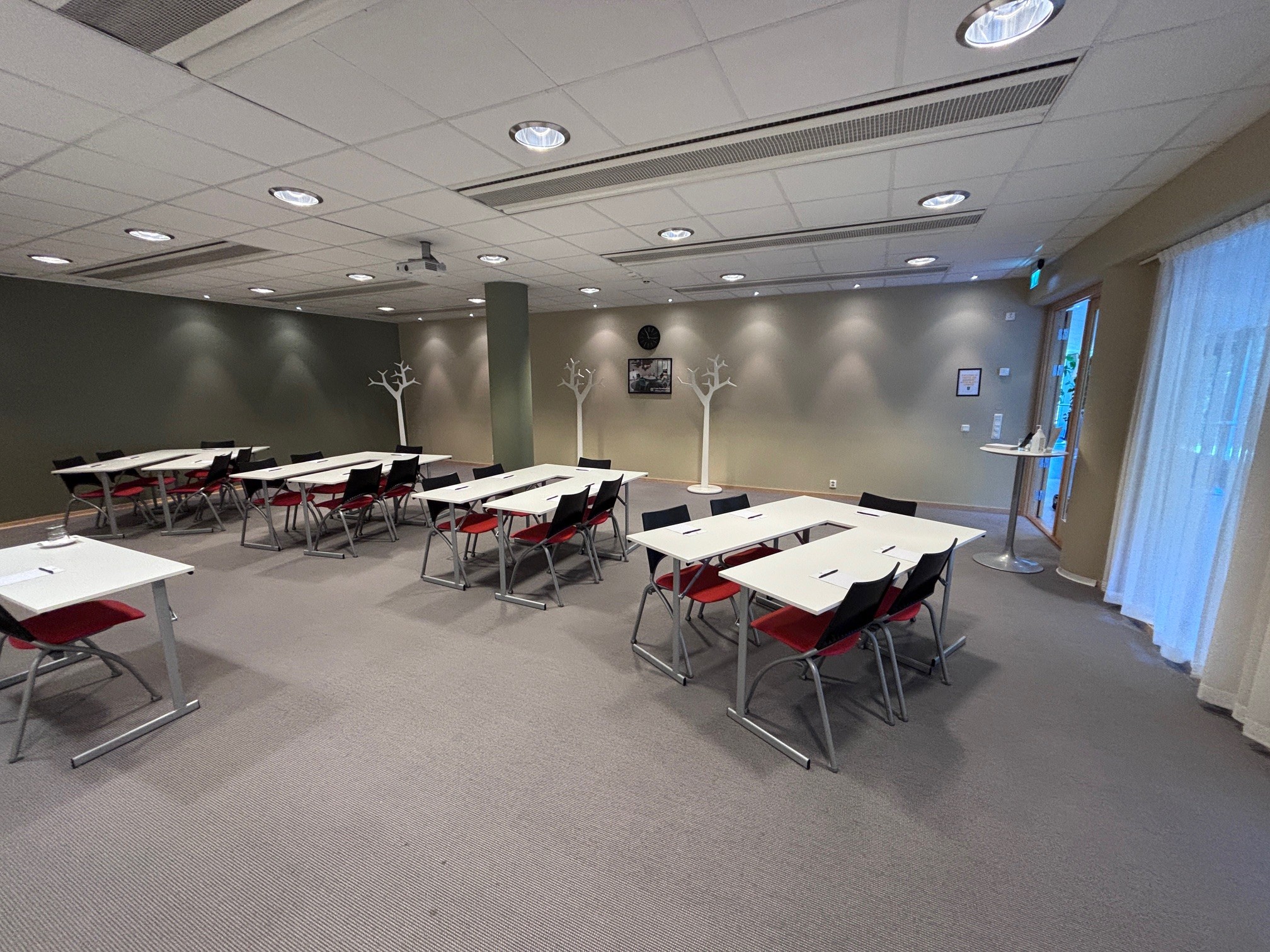 Mötesrummet Karlberg möblerat i öar