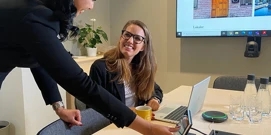 Konferens i mötesrum på Lilla Nygatan i Gamla Stan.